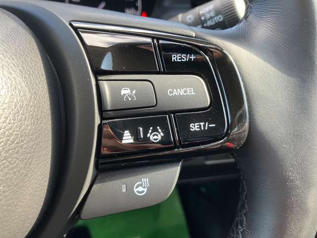 クルーズコントロールを装備しています。高速道路などで一定の速度で走ってくれるので運転が楽ですよ！速度を設定できますので、スピードの出しすぎにも注意できます。