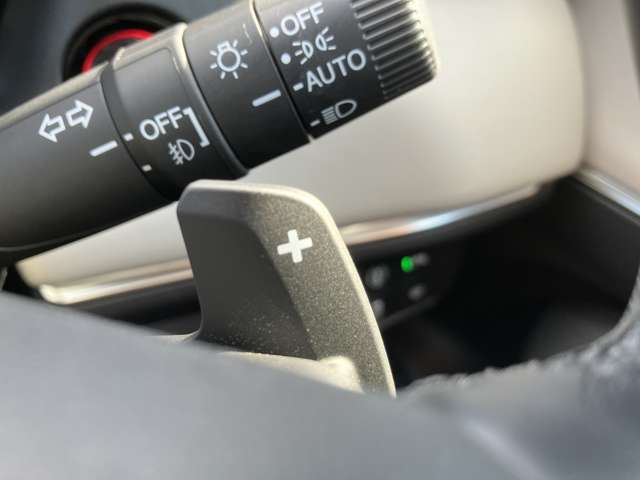 ハンドル後ろ側にパドルシフトがあり、運転者の意思でギアを変速できます。