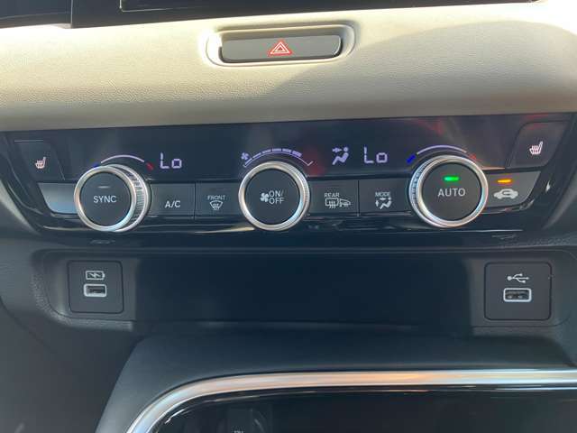 フルオートエアコンが装備されています。お好みの温度設定をするだけでエアコンの風量やモードの切り替えを自動でコントロールしてくれます。ユーザーの操作が少なく燃費走行にもつながります。