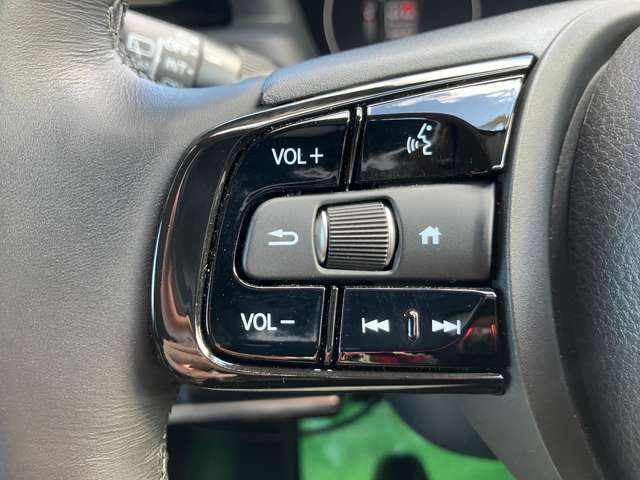 ハンドル左側にはオーディオ操作が出来るオーディオリモートコントロールスイッチ、右側にはHonda SENSINGとオートクルーズコントロールのスイッチを装備！長距離運転や高速道路の運転では大活躍です！