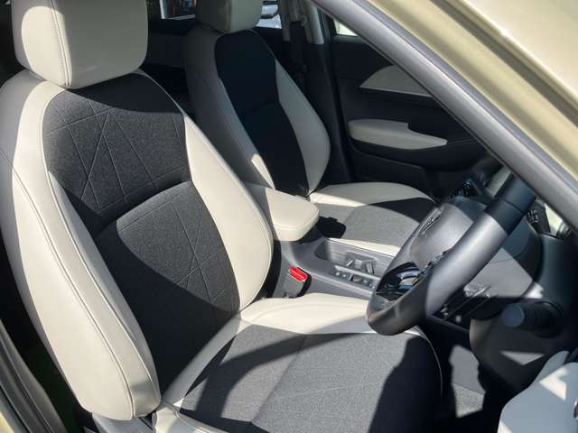 大きな座面と包み込むような背もたれが、ドライバーの身体をしっかり支えます。 さらに、上質なシート素材と座り心地のよいクッション。長時間の運転やコーナーの多い道も快適です。