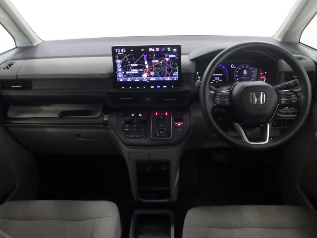 ドライバーを包み込むように、ディスプレーやスイッチ、コンソールを配置。座った瞬間から運転への期待が！空間そのものの心地よさにこだわっています。