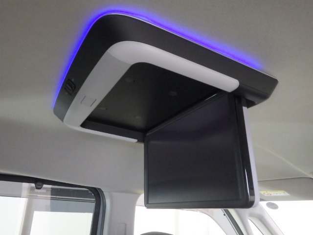 リア席モニター（フリップダウンモニター）装備！ナビゲーションと組み合わせることで、走行中でも後席では地上デジタルTV放送やDVDビデオなどの映像も楽しめます。