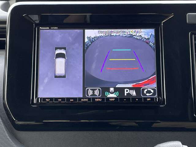 「全方位モニター」　車両の前後左右に搭載した4つのカメラにより、クルマを真上から見ているような映像を表示♪目が届きにくい箇所も確認できるため、いち早く障害物に気が付くことができます♪
