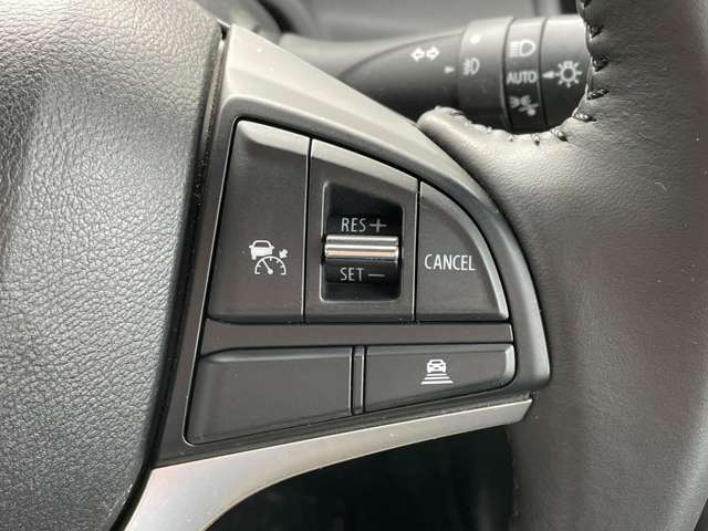 「アダプティブクルーズコントロール」　前を走るクルマとの車間距離を一定に保ちながら速度調整して追従してくれるので、長距離ドライブ時の負担を軽減します♪