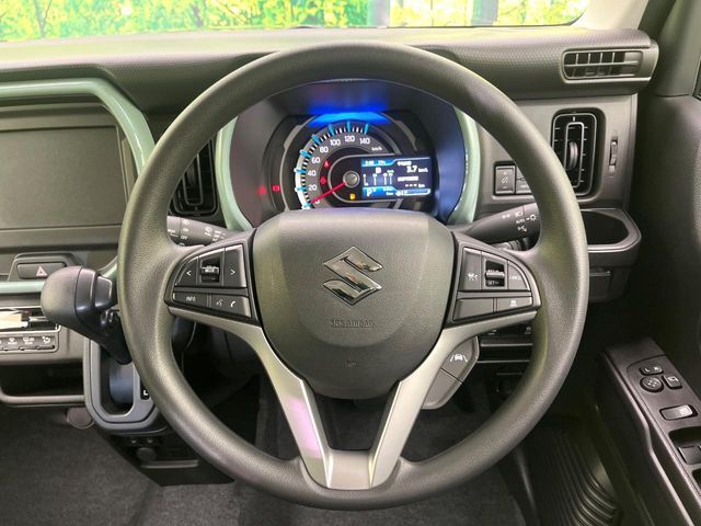 インテリアに合わせたデザインのステアリングは、運転される方のことも考え、運転しやすい形状、大きさです。是非一度、実際に触ってお確かめください。