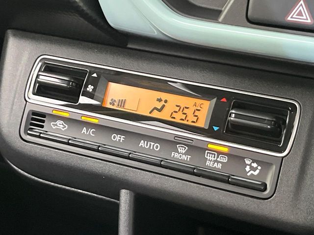 【オートエアコン】一度お好みの温度に設定すれば、車内の温度を検知し風量や温度を自動で調整。暑い…寒い…と何度もスイッチ操作をする必要はありません。快適な車内空間には必須の機能ですね♪