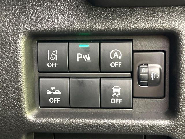 【車線逸脱抑制機能】高速道路走行時、車線からはみ出しそうな時にステアリングを制御し車線内を走行する様にアシスト。より安全な運転をサポートしてくれます！