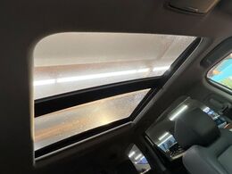 【サンルーフ】開放感たっぷりの希少装備、サンルーフが装着されています！車内に明かりを取り入れたり景色を楽しむ以外にも、車内の空気も簡単に換気できて快適です！