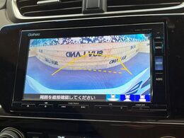 【バックカメラ】駐車時に後方がリアルタイム映像で確認できます。大型商業施設や立体駐車場での駐車時や、夜間のバック時に大活躍！運転スキルに関わらず、今や必須となった装備のひとつです！