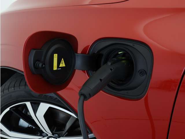専用コードを接続するだけで簡単に充電が行えます。プラグインハイブリッドモデルRecharge T6 AWD PHEVは、走行中の充電のほか、自宅などに設置された充電機器からの充電が可能です。