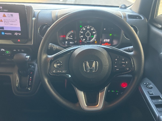 スポーティーなイメージのメーターを配置したインパネはスッキリとして近代的な雰囲気☆