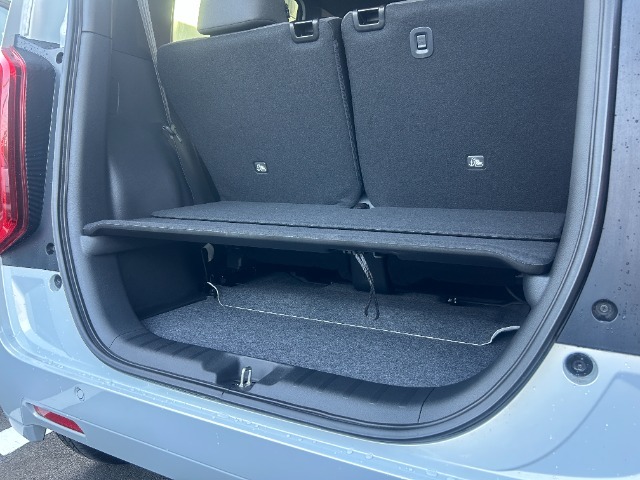 なんと言ってもラゲッジルームの広さが魅力の1台♪トランクを2つに区切っての使用も可能です