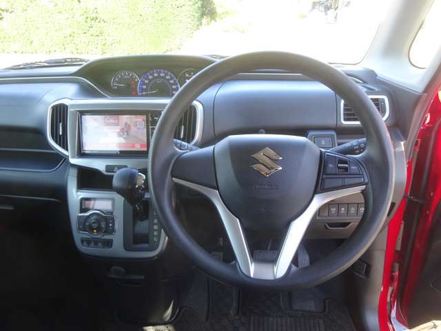 インパネオートマの運転席です。内装もきれいです。