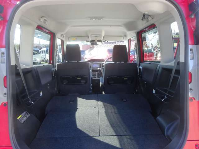 後席を倒すと広いトランクになります。