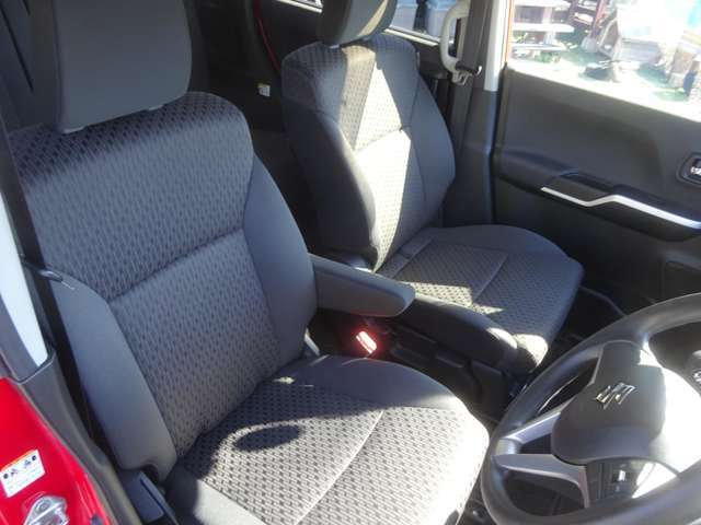 前列シートです。アームレストが付いています。