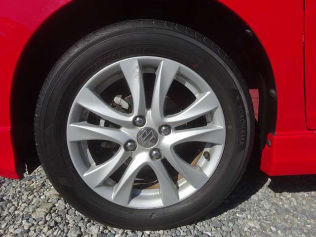 純正アルミホイールです。タイヤは国内メーカーの新品タイヤに交換して納車します。