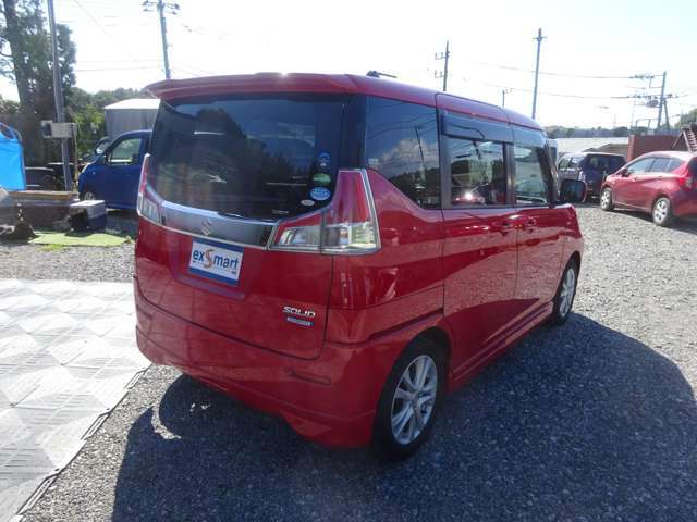 鮮やかなファーベントレッドのボディです。キズヘコミは現車でご確認ください。