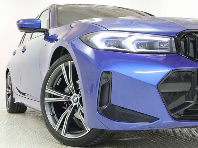フロントバンパーの精悍克スポーティなイメージが、このお車の魅力をさらに引き立ててくれます