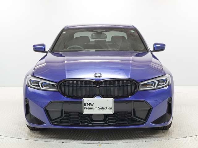 ♪BMWの代名詞といえるキドニー・グリル、一目でそれと分かる精悍な顔立ち。ホフマイスターキンクやキャラクターラインと呼ばれる側面デザインにより前傾姿勢を強調したスタイルは、走りを重視したBMWならでは