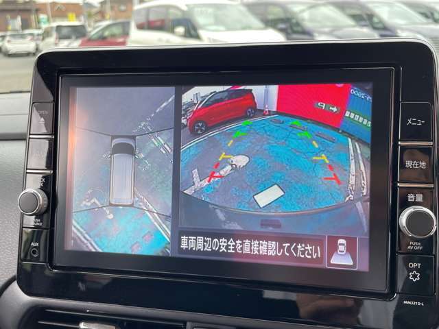 車を真上から見ているように、周囲の状況を把握しながら安心して駐車が行えるアラウンドビューモニター装備！