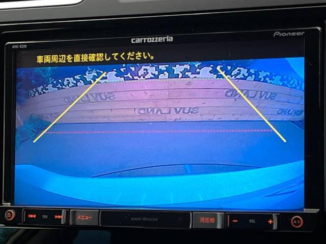 【バックカメラ】駐車時に後方がリアルタイム映像で確認できます。大型商業施設や立体駐車場での駐車時や、夜間のバック時に大活躍！運転スキルに関わらず、今や必須となった装備のひとつです！