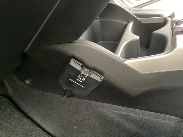 自社整備工場で点検整備をおこなってからお渡ししています。車検が残っている場合は『12ヶ月点検整備』を、車検整備付きの場合は『車検整備』をおこないます。整備費用は車両本体価格に含まれています。