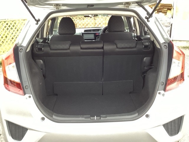 自社整備工場で点検整備をおこなってからお渡ししています。車検が残っている場合は『12ヶ月点検整備』を、車検整備付きの場合は『車検整備』をおこないます。整備費用は車両本体価格に含まれています。