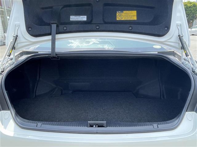 【トランク】積み込みやすくて、たっぷり積める荷室です。シートアレンジできるものは、乗車人数と荷物の量や大きさによってシートを動かすことができるので、より快適なドライブが可能です！