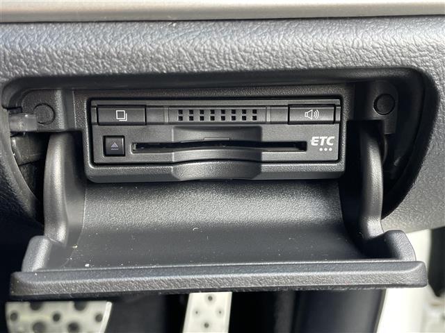 【ETC】有料道路を利用する際に料金所で停止することなく通過できる、ETC車載器（ノンストップ自動料金収受システム機器）が装備されています。セットアップを行うことで利用可能になります。