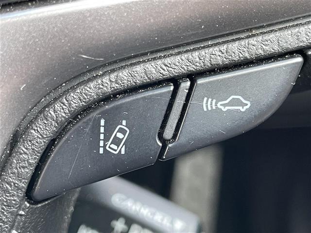 【レーントレーシングアシスト（LTA）】レーダークルーズコントロール使用時に、車線の中央を走るように支援したりお知らせしたりして、車線逸脱を防ぎます！機能には限界があるためご注意ください。