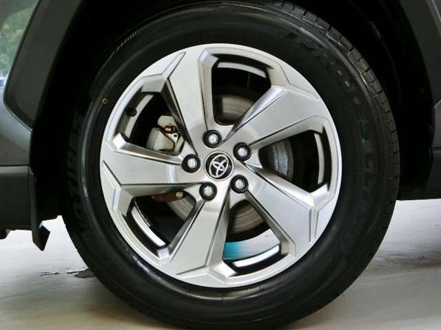 車のデザインにマッチした純正アルミホイール