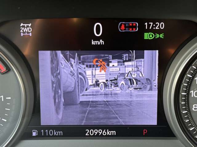 ナイトビジョンは本来この世代はエスカレードにしか採用されない機能でしたが、こちらの特別仕様のナイトクルーズエディションのみご利用いただけます。真っ暗な道でもこのように物体をハッキリ認識できています。