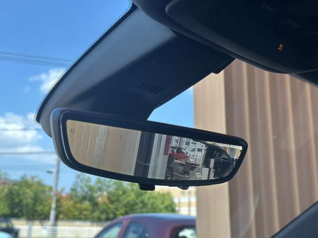 5m超えの車になってくると通常のルームミラーでは後方を確認しにくかったりしませんか？XT6のルームミラーには後方の映像がルームミラーに映し出されます。