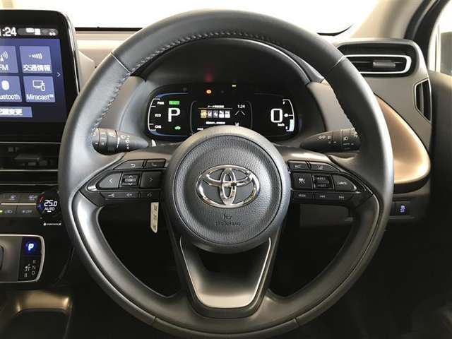 ステアリングスイッチでハンドルから手を離さなくても、音量やチャンネルなどの調整ができて安全です。