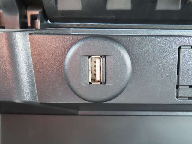 充電用USBポートも嬉しい装備♪