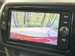 【バックカメラ】駐車時に後方がリアルタイム映像で確認できます。大型商業施設や立体駐車場での駐車時や、夜間のバック時に大活躍！運転スキルに関わらず、今や必須となった装備のひとつです！