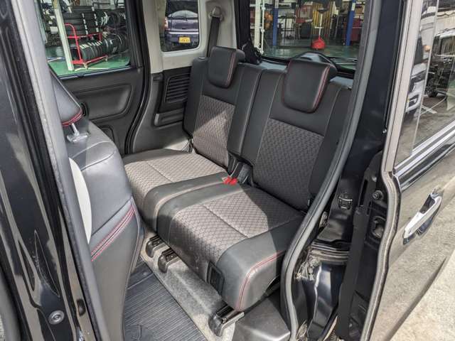 ★リアシート★綺麗・清潔に仕上げております♪内装の綺麗なお車は気持ちが良いですし、コンディションのいい車が多いです。前のユーザーが丁寧に使っていた証拠です(^^)