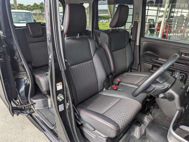 ★フロントシート★綺麗・清潔に仕上げております♪シートは厚めのクッションですのでゆったり座れます(^^)