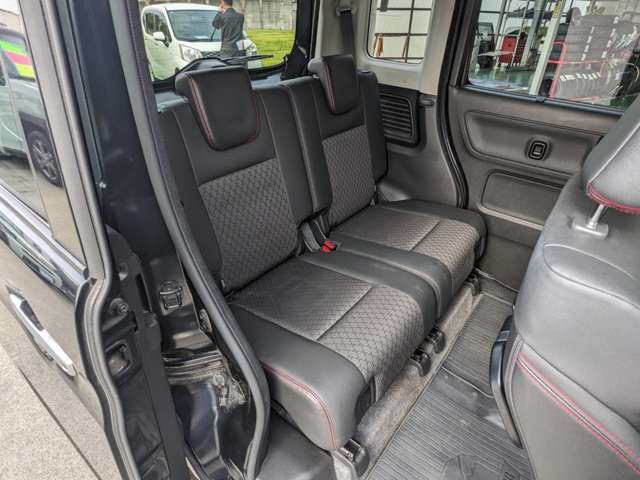 ★リアシート★綺麗・清潔に仕上げております♪内装の綺麗なお車は気持ちが良いですし、コンディションのいい車が多いです。前のユーザーが丁寧に使っていた証拠です(^^)