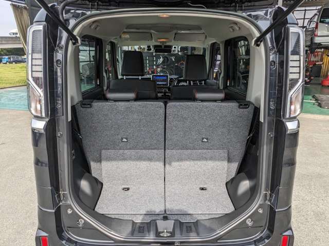 ★トランクからの一枚です★2列目を倒せば荷物も沢山積み込めます(^^)内装は、専任のスタッフが真心込めて丁寧に仕上げをしておりますので、ピカピカに仕上がっております。