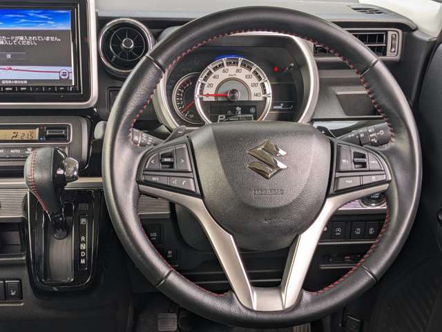 ★ハンドル廻りです★ハンドル擦れもなくグリップもすっきりしております。ガラスも広く視界も良くなり運転しやすいコンディションになっております（＾-＾）