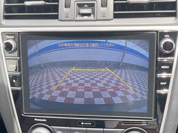 【バックカメラ】駐車時に後方がリアルタイム映像で確認できます。大型商業施設や立体駐車場での駐車時や、夜間のバック時に大活躍！運転スキルに関わらず、今や必須となった装備のひとつです！