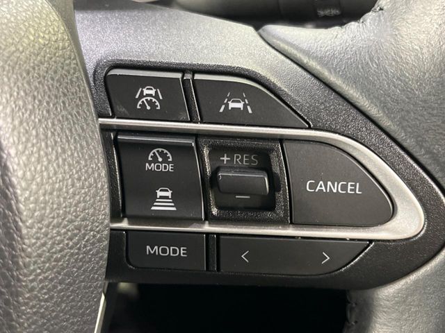 【レーダークルーズコントロール】高速道路での長距離走行が楽に！！自動で速度を保つクルーズコントロールが、衝突軽減システムと連携し、前方の車両を感知して車間を保つように速度調節してくれます！！
