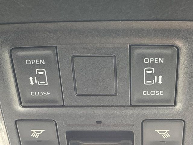 【両側パワースライドドア】スマートキーや運転席のスイッチで後席両側スライドドアの開閉が可能♪電動だから力を入れてドアを開ける必要が無く、小さなお子様でも簡単に開け閉めでき快適です♪