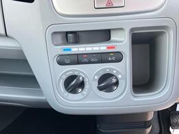 室内を快適にしてくれるマニュアルエアコンを採用！操作パネルは調整が簡単なダイヤル式！