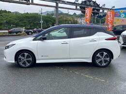 【BSI】　隣接レーンの後側方を走行する車両を検知すると、ドライバーに表示で知らせ、さらに車線変更を開始した場合には、警報とともに車両をもとの車線内に戻すような力を発生します。