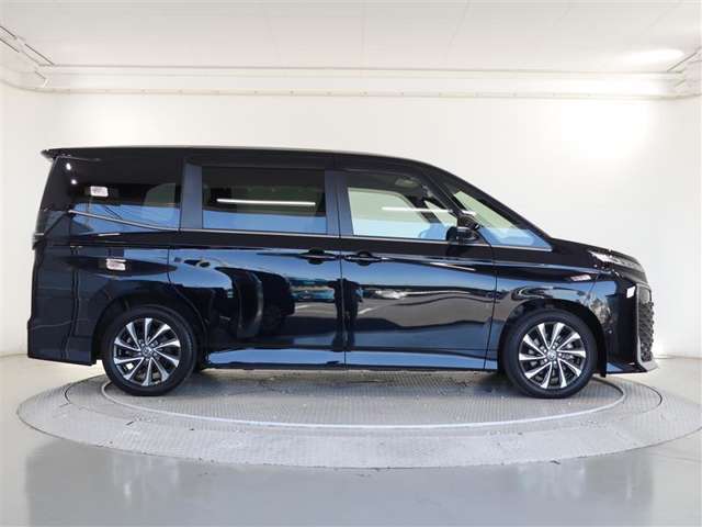 両側パワースライドドア付きだから、狭い駐車スペースなどでの 乗り降りラクラク！小さなお子さまのいるご家庭には嬉しい装備。