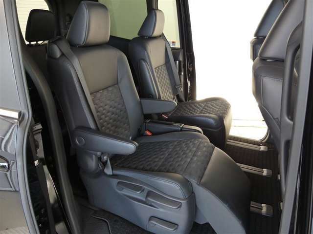 ゆとりある広々とした車内空間は、ドライブを始め買い物やレジャーなど、幅広く活躍します。一人でもみんなとでもお出かけを楽しみましょう！