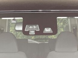 【三菱e-Assist】走行中に前方の車両等を認識し、衝突しそうな時は警報とブレーキで衝突回避と被害軽減をアシスト。より安全にドライブをお楽しみいただけます。